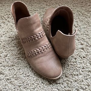 Universal Thread bootie